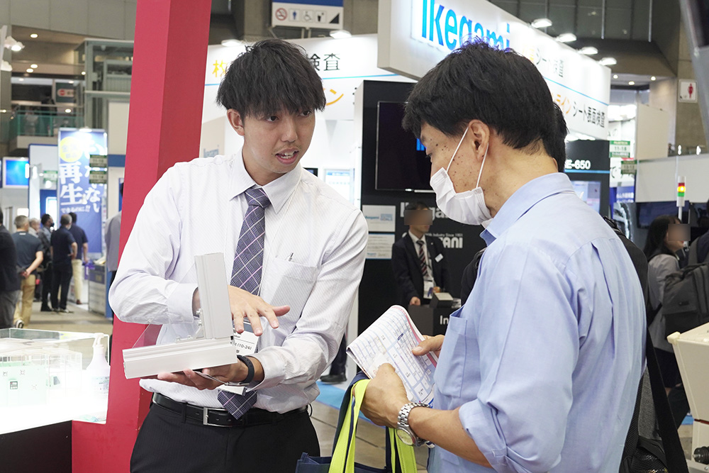 2023年10月展示会の商談の様子