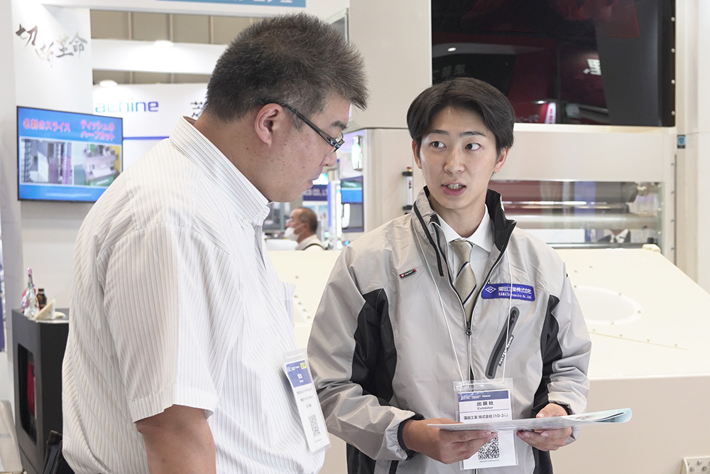 2023年10月展示会の商談の様子
