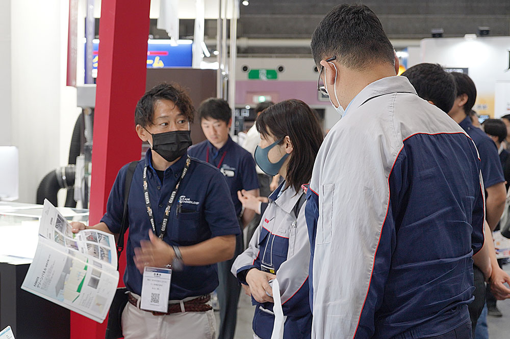 2024年5月展示会の商談の様子