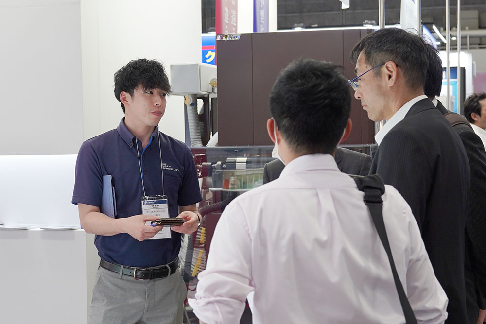2024年5月展示会の商談の様子