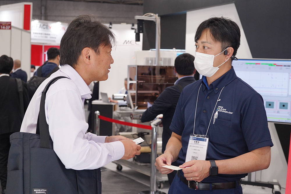 2024年5月展示会の商談の様子