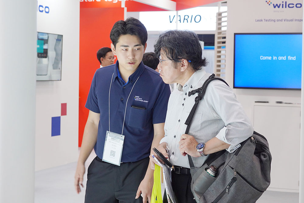 2024年6月展示会の商談の様子