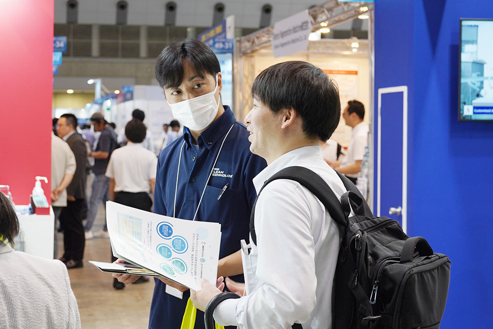 2024年6月展示会の商談の様子