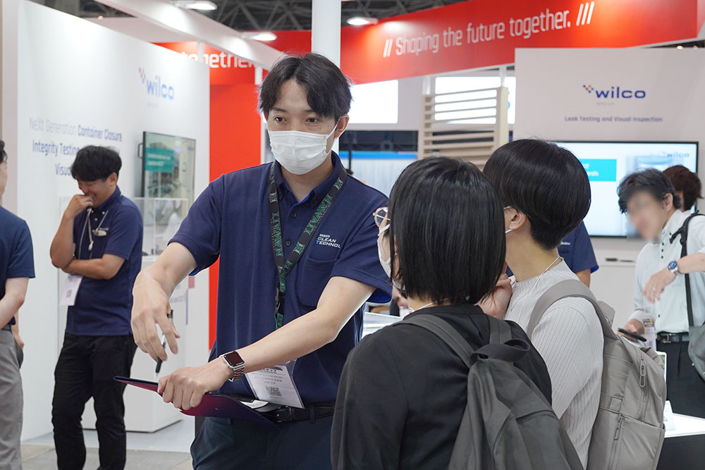 2024年6月展示会の商談の様子