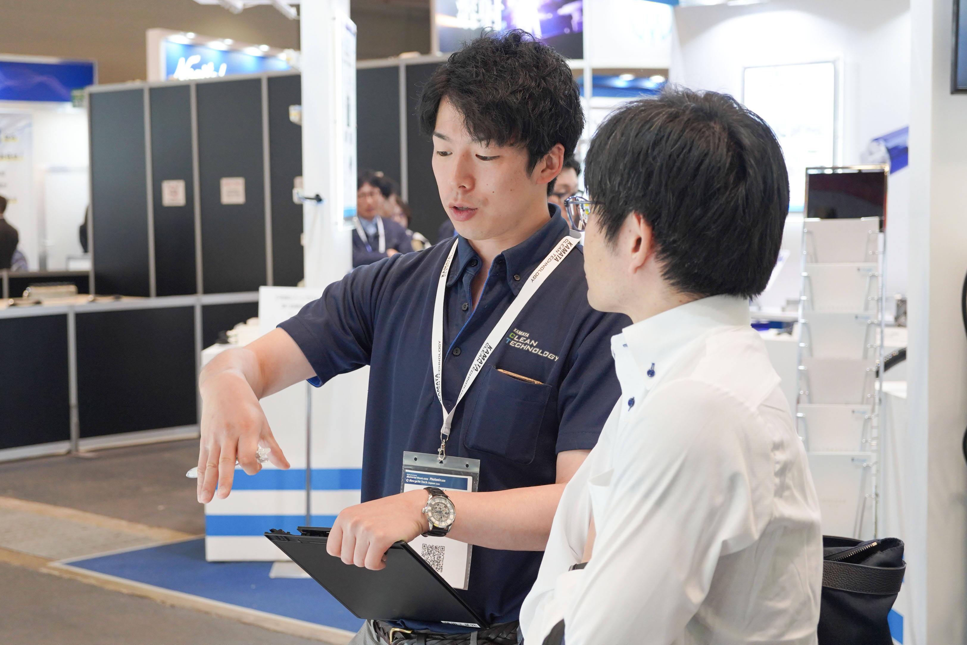 2025年5月展示会の商談の様子