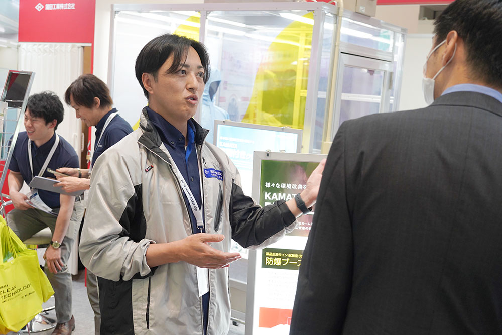 2025年5月展示会の商談の様子