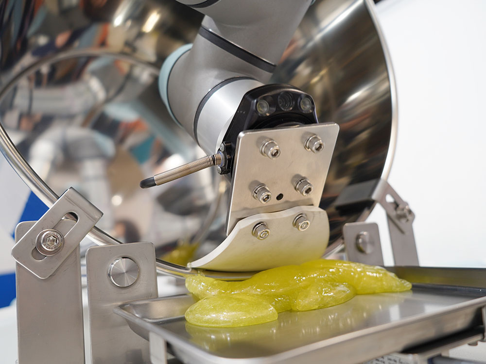 「FOOMA JAPAN 2025」出展製品１「 撹拌機・乳化機の掻き取り作業を自動化」