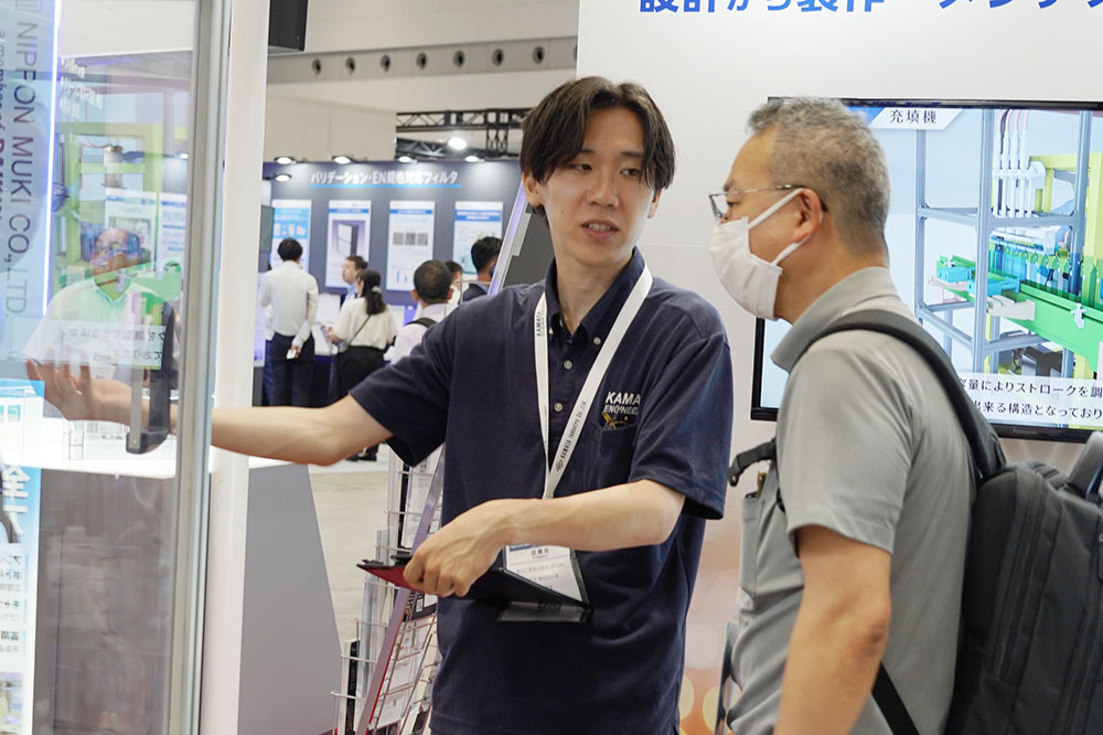 2025年7月展示会の商談の様子