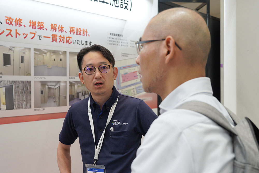 2025年7月展示会の商談の様子