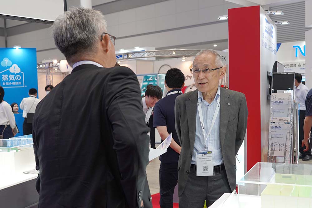 2025年7月展示会の商談の様子