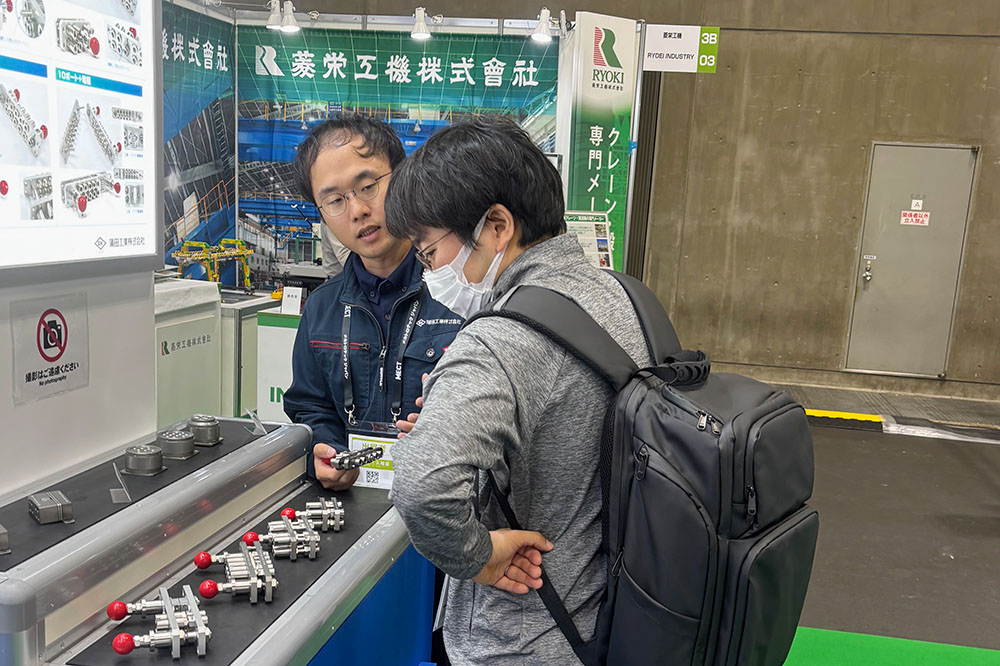 2025年10月展示会の商談の様子