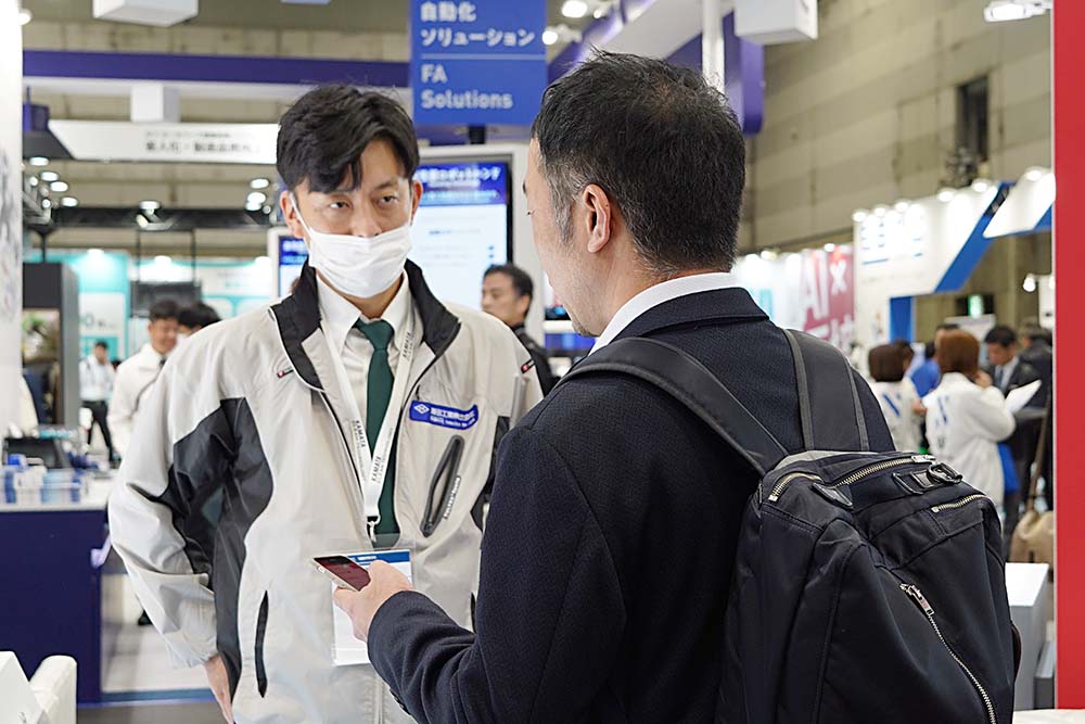 2025年10月展示会の商談の様子