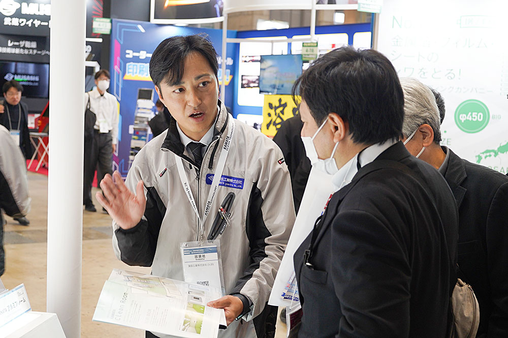 2025年11月展示会の商談の様子