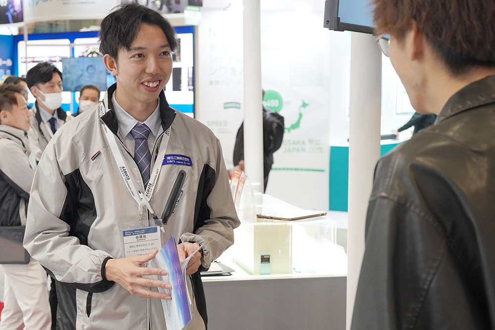 2025年11月展示会の商談の様子