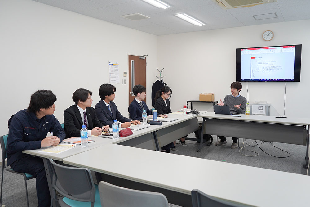 2025年新人研修総務・経理基礎講習の様子