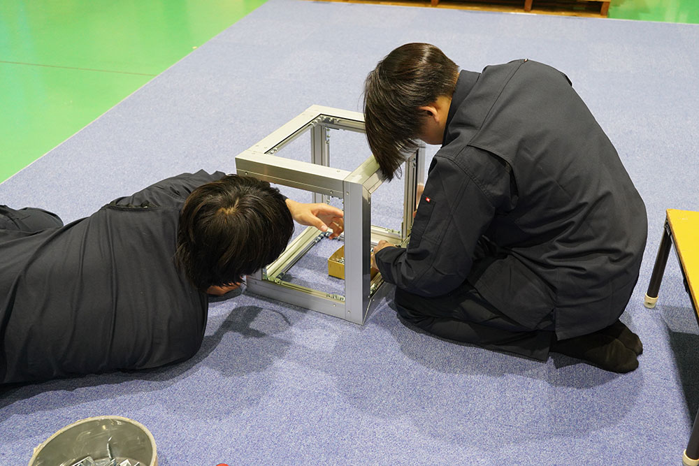 2025年新人研修アルミフレーム組み立ての様子