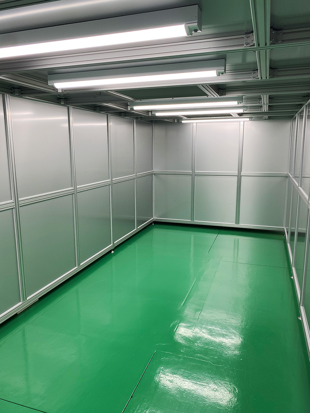 機械メーカー製造工場のクリーンブース