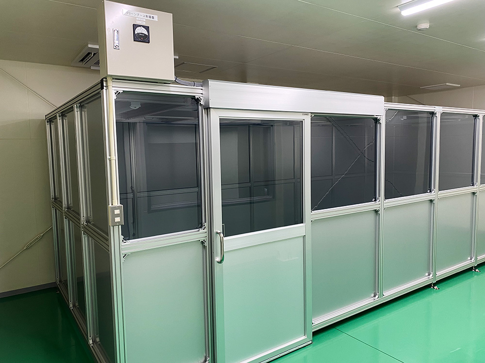 機械メーカー製造工場のクリーンブース